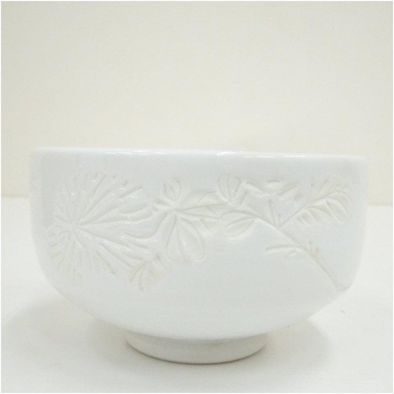 出石焼 鶴山久章造 白磁菊彫茶碗（共箱） : 茶道具と掛軸のショップ