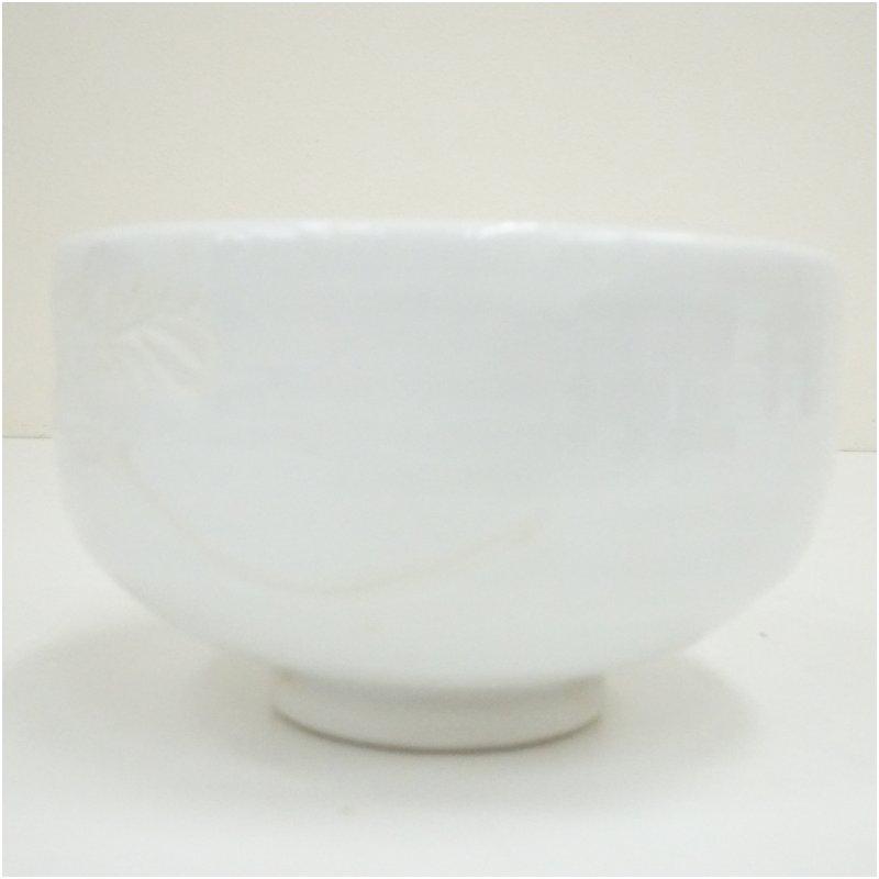 出石焼 鶴山久章造 白磁菊彫茶碗（共箱） : 茶道具と掛軸のショップ