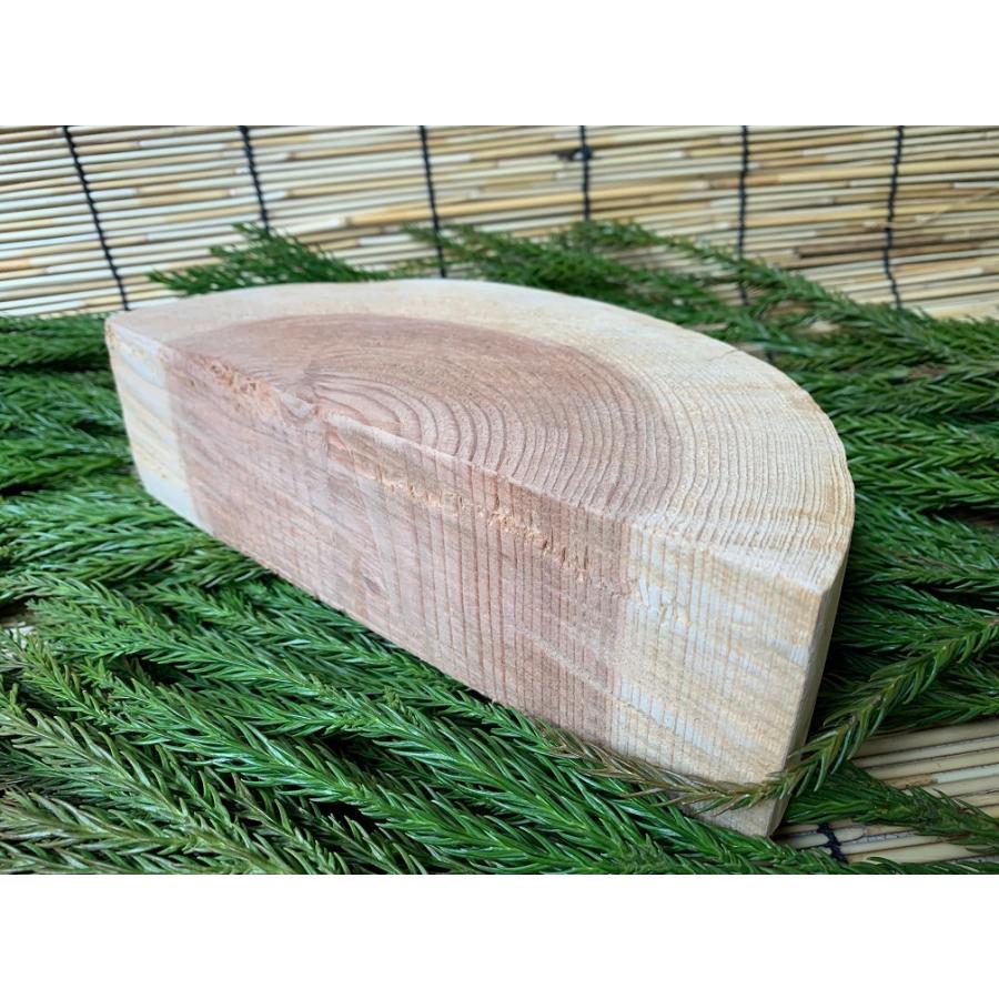 丹波杉 丸太輪切り 皮剥ぎ半月 直径20〜25cm 厚さ6〜7cm : 丹波