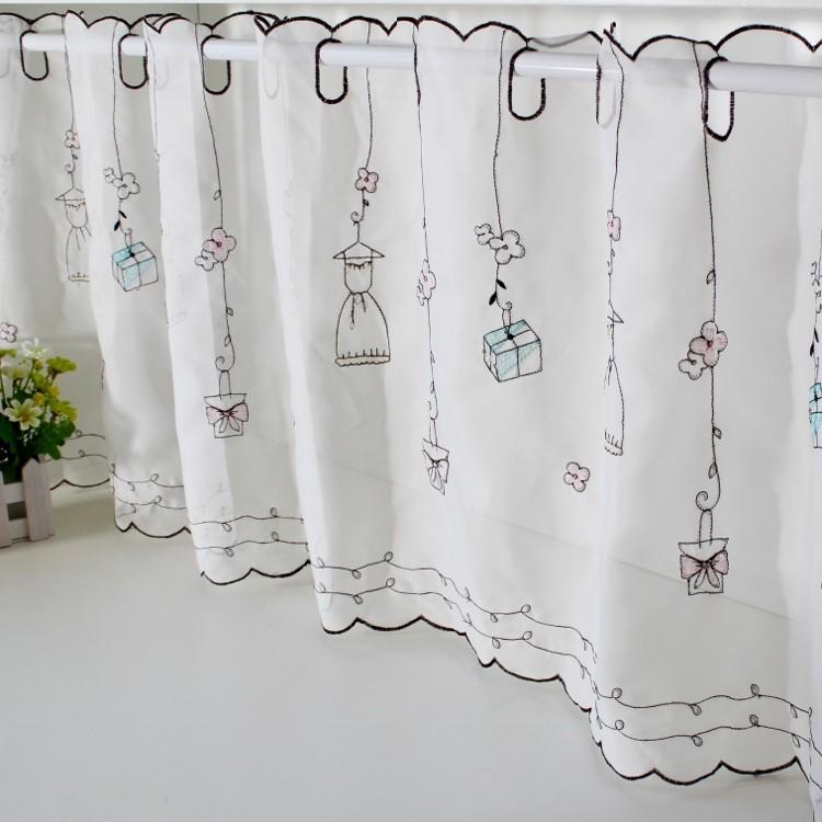 カフェカーテン 手書きのような刺繍入り ワンピース 小花 プレゼントボックス柄 ガーリー 小 Tuc6105c036 ノイシュタットyahoo 店 通販 Yahoo ショッピング