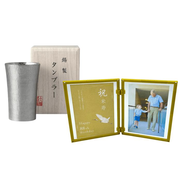 大阪錫器シルキータンブラースタンダード中 フォトフレーム付き 御祝 還暦 古希 喜寿 米寿 傘寿 桐箱 誕生日 お祝い A6サイズ 2面セット 長寿祝い お祝いギフト |  | 10