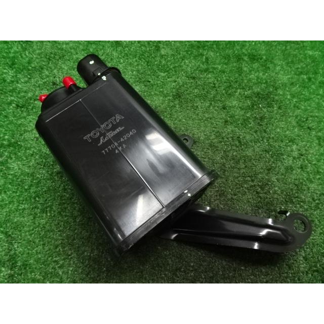 トヨタ ヴォクシー ZS・ZRR80W H26年・チャコールキャニスター トヨタ ヴォクシー ZS・ZRR80W H26年・チャコールキャニスター