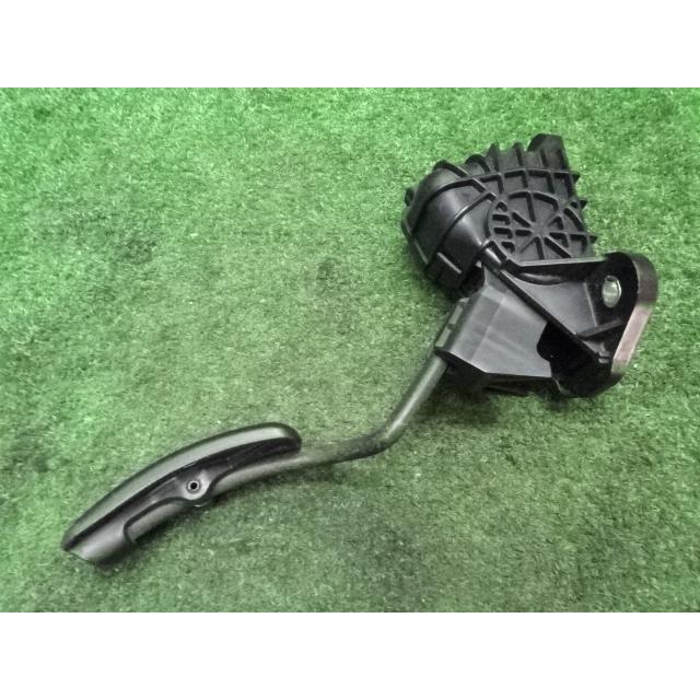 特価SALE トヨタ ハイエースバン DX・KDH201V H25年式・アクセルペダル