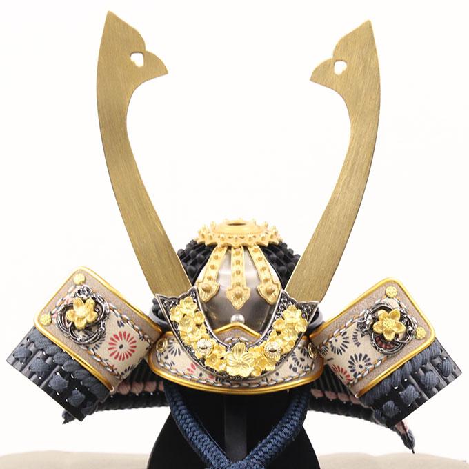 ◆特典付【展示現品】【2026年度新作】五月人形 兜飾り 兜収納 収納飾り 櫃付き 小型 小さめ 鈴甲子 雄山作 鍬形 金兜 ブラック 黒 かぶと 端午の節句【412G26】_5