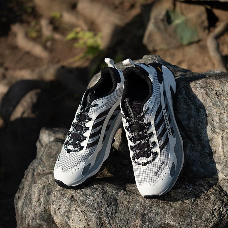 極美品MERRELL モアブ スピード 2 ゴアテックス24.5白黒 MERRELL（メレル） トレッキングシューズ モアブ スピード2 ゴアテック