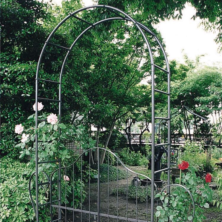 重厚なアイアンでバラ等のつる性植物に最適な門扉付ガーデンアーチ