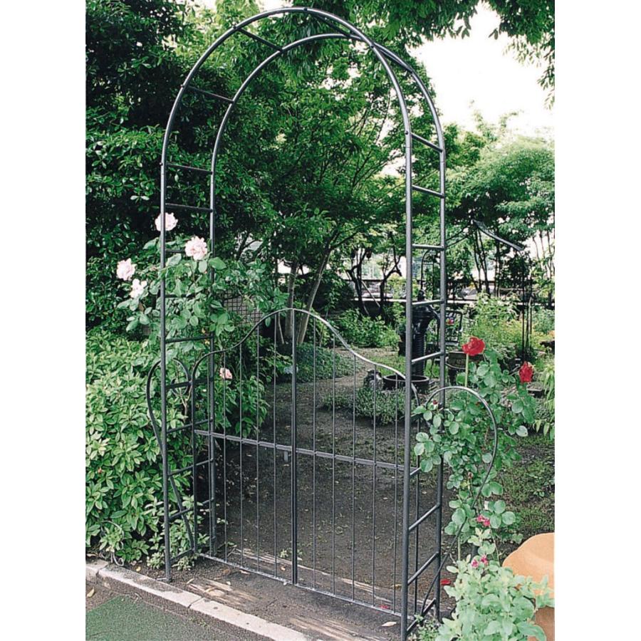 重厚なアイアンでバラ等のつる性植物に最適な門扉付ガーデンアーチ