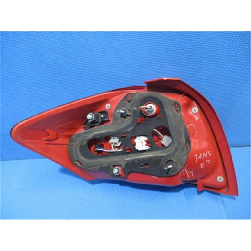 トヨタ 純正 オーリス 《 NZE154H 》 右テールランプ 81550