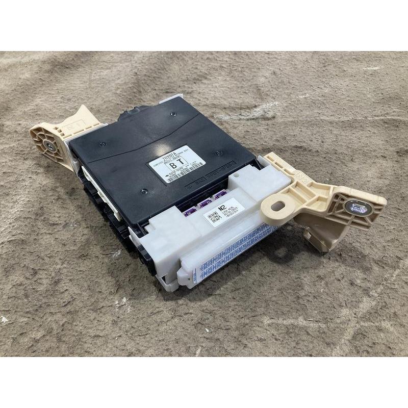 トヨタ 純正 ヴォクシー 《 ZRR85W 》 ヒューズボックス P10500 トヨタ 純正 ヴォクシー 《 ZRR85W 》 ヒューズボックス P10500