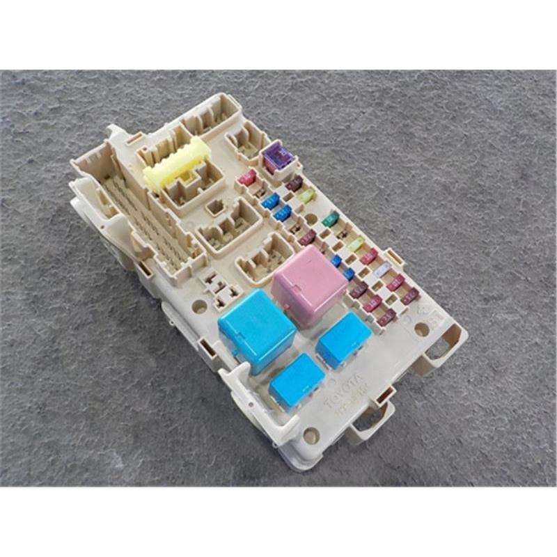 トヨタ 純正 アイシス 《 ZGM15W 》 ヒューズボックス P10500-22018978