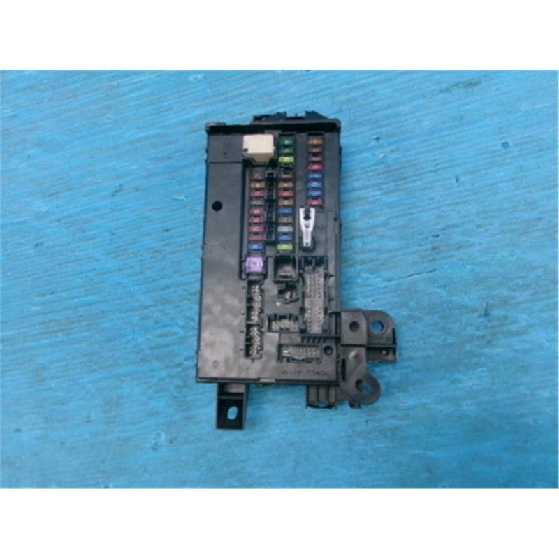 トヨタ 純正 ピクシスメガ 《 LA710A 》 ヒューズボックス 82600-B2890
