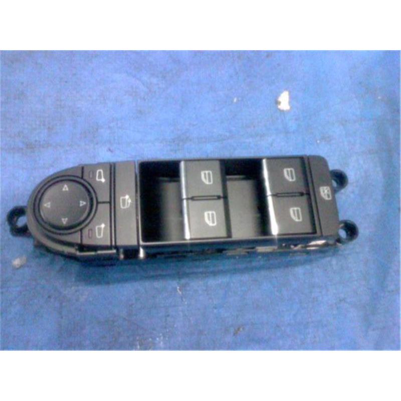 マツダ 純正 CX-30 《 DMEP 》 パワーウィンドウスイッチ P70100
