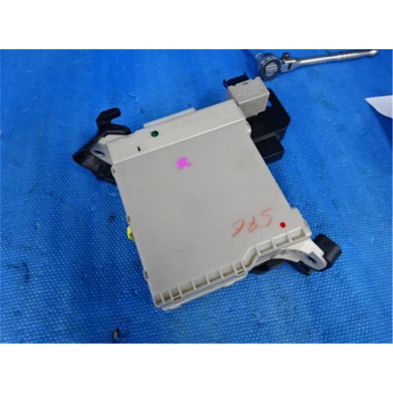 トヨタ 純正 ヴェルファイア 《 ANH20W 》 ヒューズボックス 82730