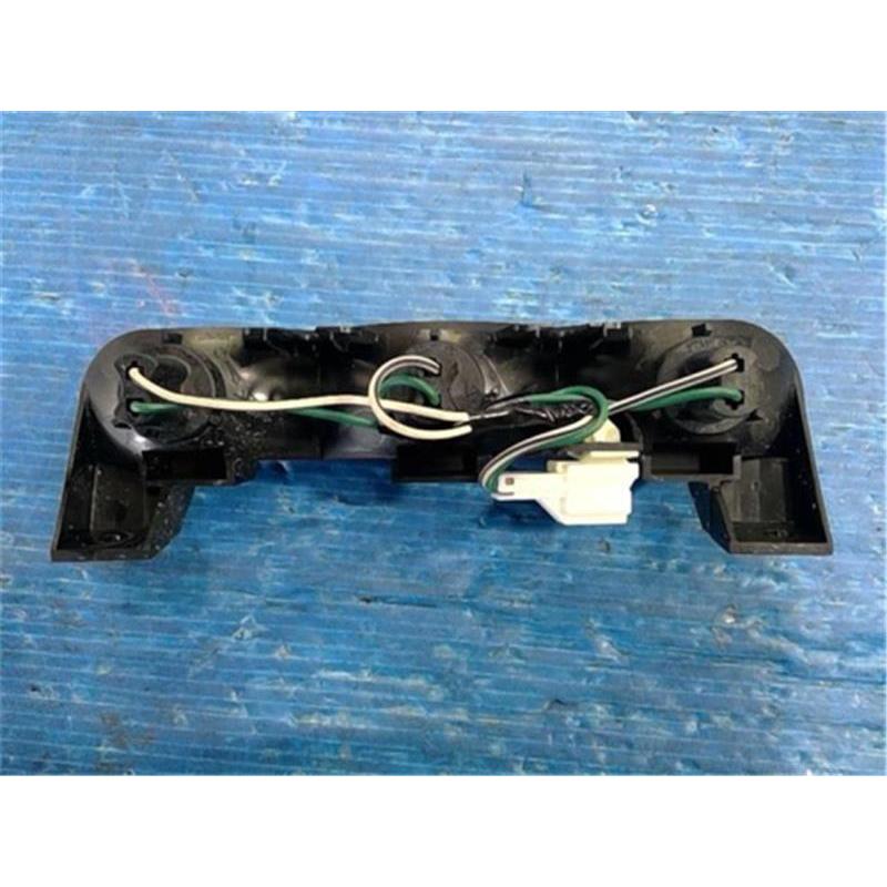 y*i様 デリカD5 後期 純正ハイマウントストップランプ 8334A084 前 y*i様 デリカD5 後期 純正ハイマウントストップランプ 8334A084