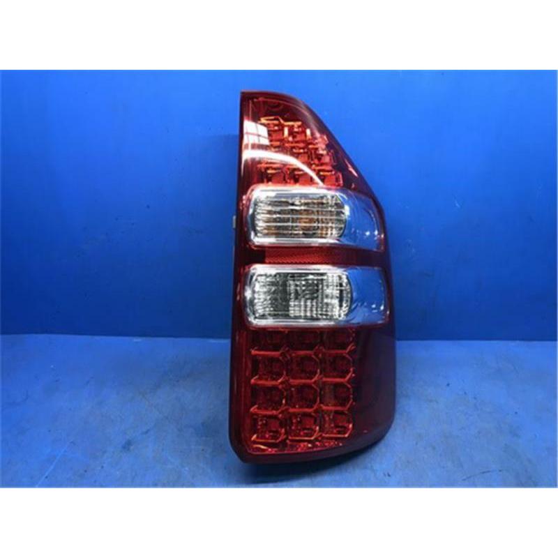 トヨタ 純正 ノア 《 ZRR70W 》 右テールランプ 81551-28582 トヨタ 純正 ノア 《 ZRR70W 》 右テールランプ 81551-28582
