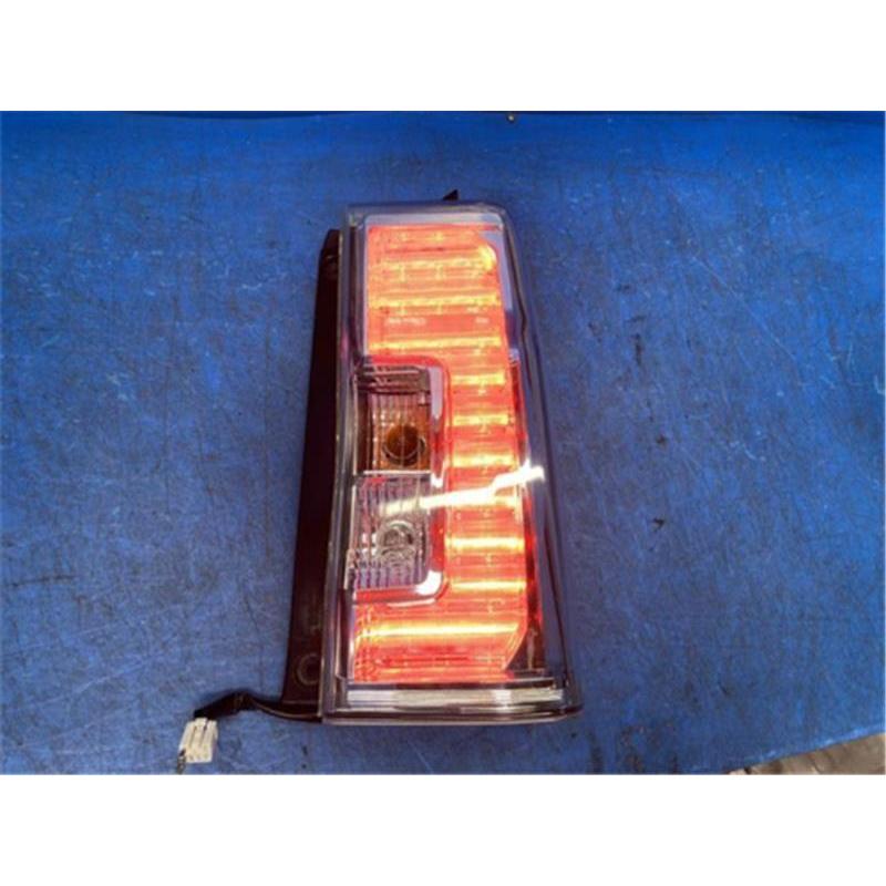 ダイハツ　タント　LA600S テールランプ　左右セット ダイハツ 純正 タント 《 LA600S 》 右テールランプ 81550-B2582