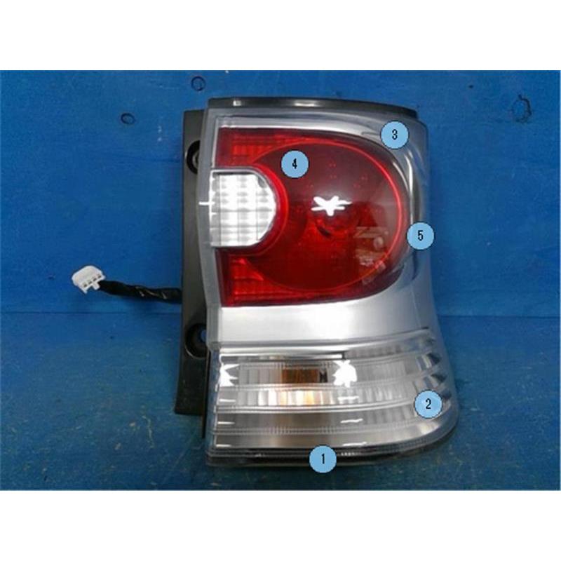 ダイハツ　タントカスタム　右テール LA650S/LA660S タント/タントカスタム オールLEDテールランプ