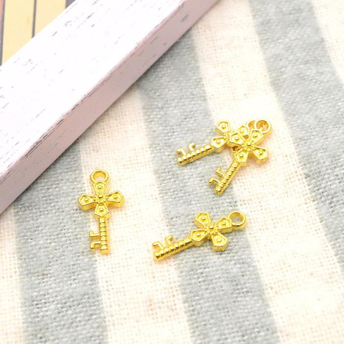 ゴールドチェーン鍵チャーム付きレジンピアス チャーム キー フラワー ゴールド カン付き 4個セット キーチャーム 鍵