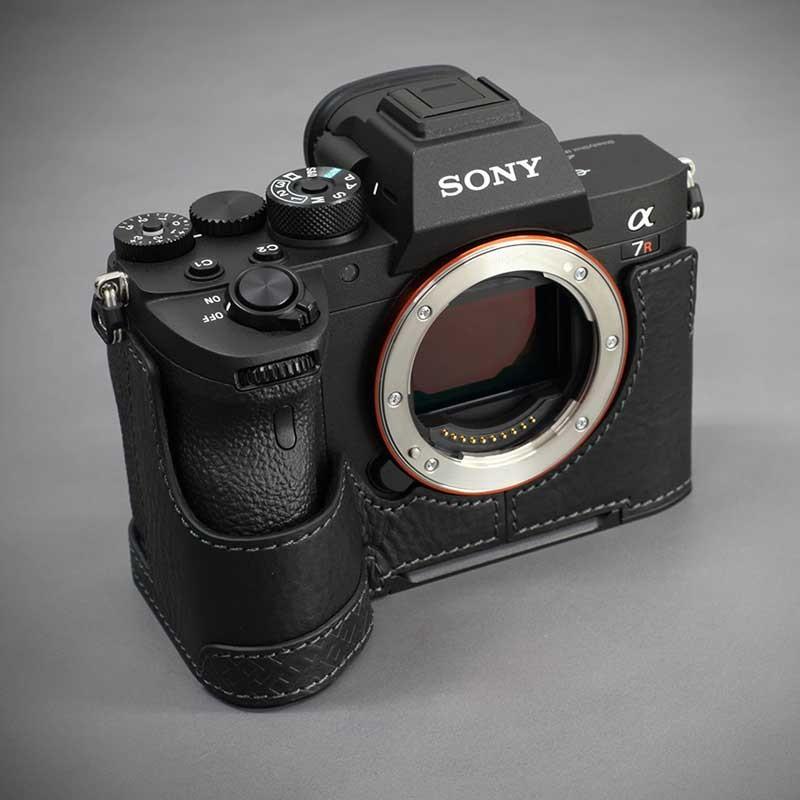 期間限定15%off LIM'S SONY α7R4 用 イタリアンレザー カメラケース Black メタルプレート 本革 おしゃれ 高級 高品質 ケース SY-A7R4DBK 日本正規販売店_3