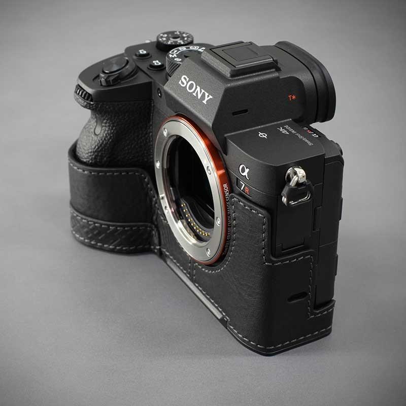 期間限定15%off LIM'S SONY α7R4 用 イタリアンレザー カメラケース Black メタルプレート 本革 おしゃれ 高級 高品質 ケース SY-A7R4DBK 日本正規販売店_6