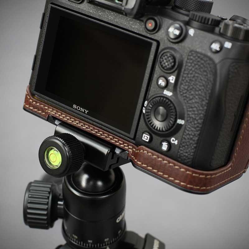 期間限定15%off LIM'S SONY α7R4 用 イタリアンレザー カメラケース Brown メタルプレート 本革 おしゃれ 高級 高品質 ケース SY-A7R4DBR 日本正規販売店_11