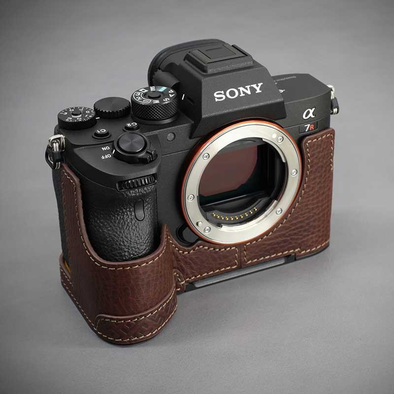 期間限定15%off LIM'S SONY α7R4 用 イタリアンレザー カメラケース Brown メタルプレート 本革 おしゃれ 高級 高品質 ケース SY-A7R4DBR 日本正規販売店_3