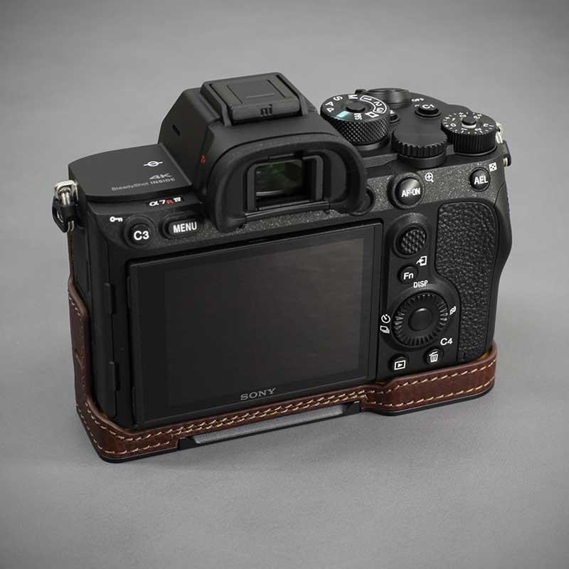 期間限定15%off LIM'S SONY α7R4 用 イタリアンレザー カメラケース Brown メタルプレート 本革 おしゃれ 高級 高品質 ケース SY-A7R4DBR 日本正規販売店_4
