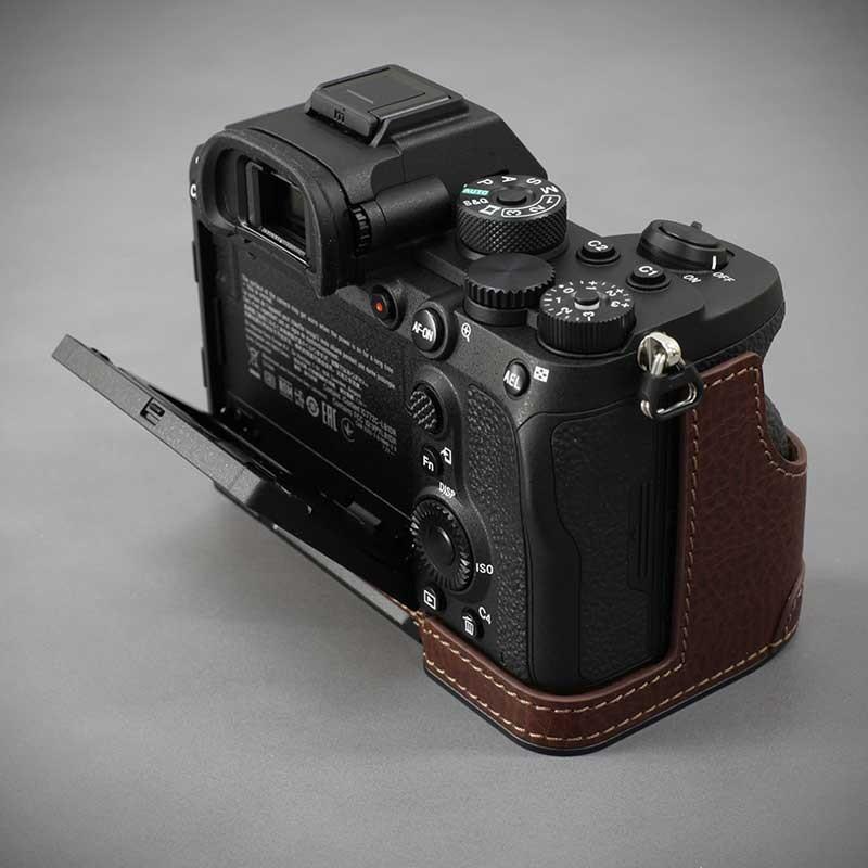 期間限定15%off LIM'S SONY α7R4 用 イタリアンレザー カメラケース Brown メタルプレート 本革 おしゃれ 高級 高品質 ケース SY-A7R4DBR 日本正規販売店_5