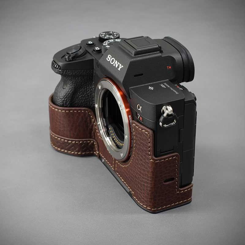 期間限定15%off LIM'S SONY α7R4 用 イタリアンレザー カメラケース Brown メタルプレート 本革 おしゃれ 高級 高品質 ケース SY-A7R4DBR 日本正規販売店_6