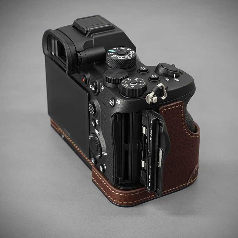 期間限定15%off LIM'S SONY α7R4 用 イタリアンレザー カメラケース Brown メタルプレート 本革 おしゃれ 高級 高品質 ケース SY-A7R4DBR 日本正規販売店_7