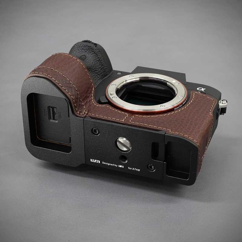 期間限定15%off LIM'S SONY α7R4 用 イタリアンレザー カメラケース Brown メタルプレート 本革 おしゃれ 高級 高品質 ケース SY-A7R4DBR 日本正規販売店_8