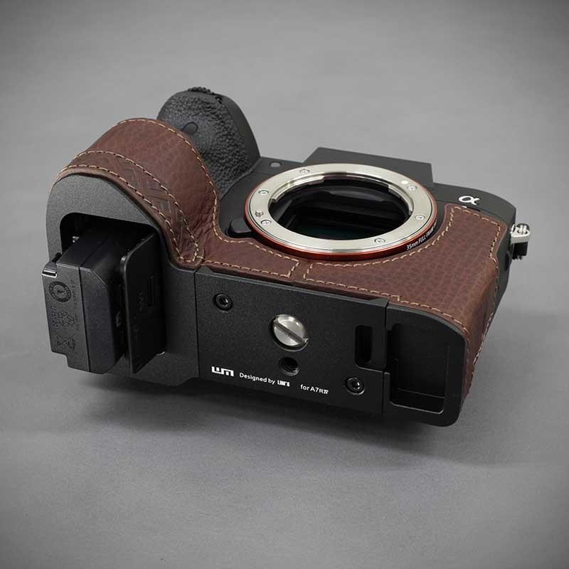期間限定15%off LIM'S SONY α7R4 用 イタリアンレザー カメラケース Brown メタルプレート 本革 おしゃれ 高級 高品質 ケース SY-A7R4DBR 日本正規販売店_9