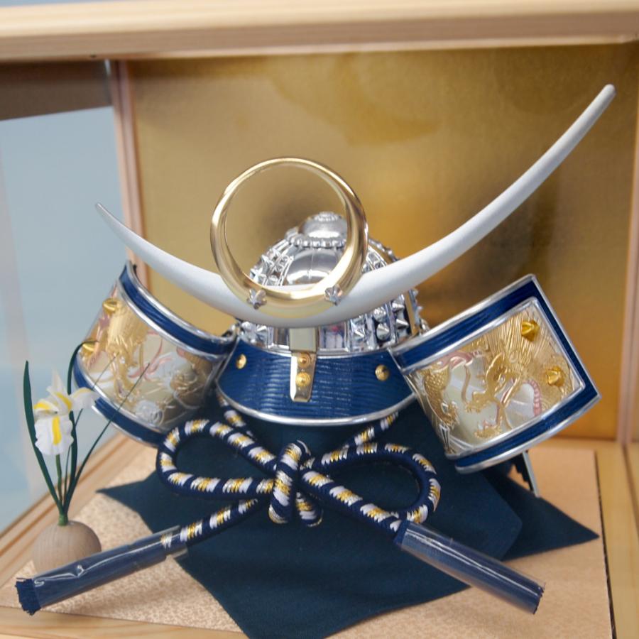 五月人形 京華作 5号　銀紺彫金　上杉（白木コンパクトケース兜飾り）_2