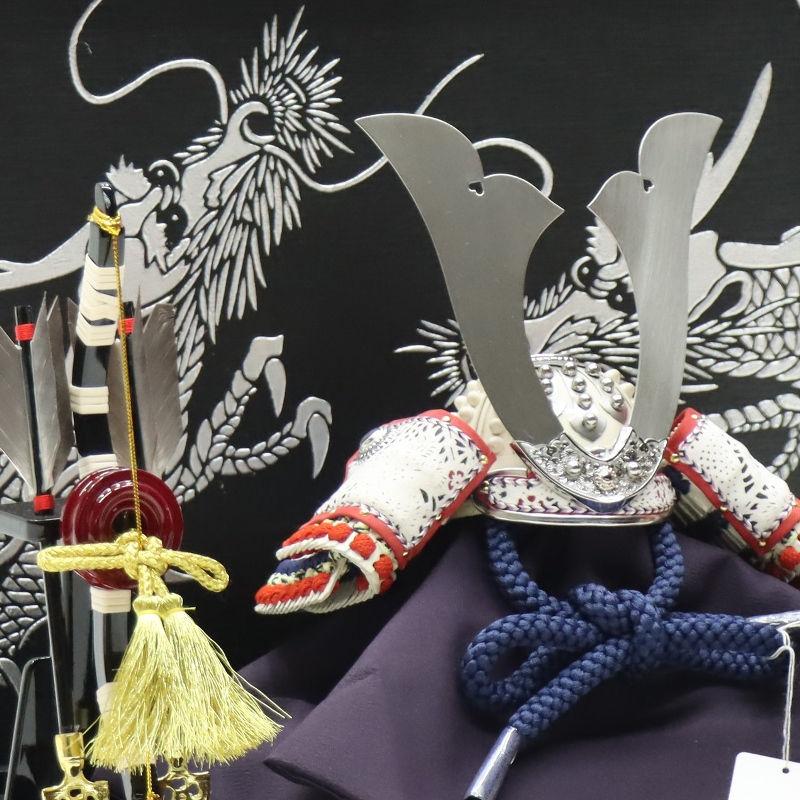 五月人形 兜飾り平飾 加藤良作 1/4号 銀双竜衝立 2024-yb137 幅38cm
