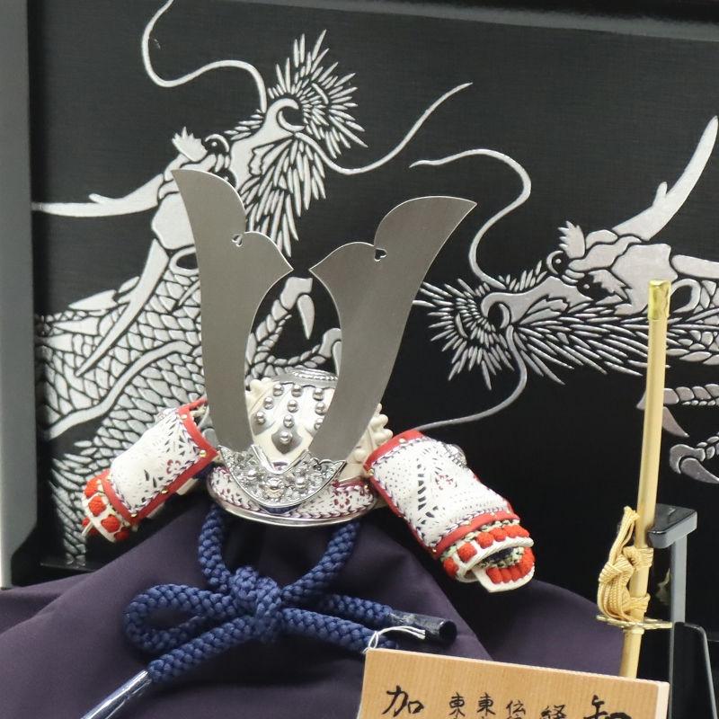 五月人形 兜飾り平飾 加藤良作 1/4号 銀双竜衝立 2024-yb137 幅38cm