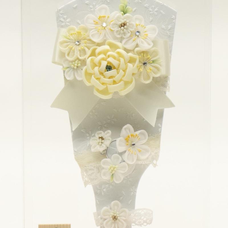 羽子板 ケース飾り 結愛 9号 つまみ細工 白 高さ32cm アクリルケース 2024-ys218の画像