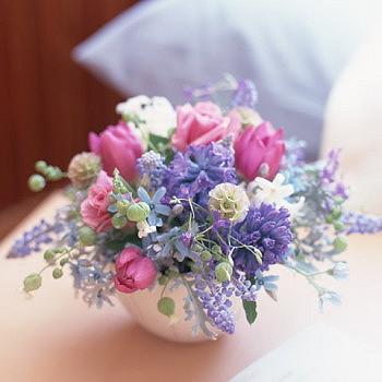 御祝 開店慶び事 一般受け度合い 薔薇、さ百合、ガーベラなどのおまかせ胸花 生まれ落ちる日や生まれ落ちる日商いもの