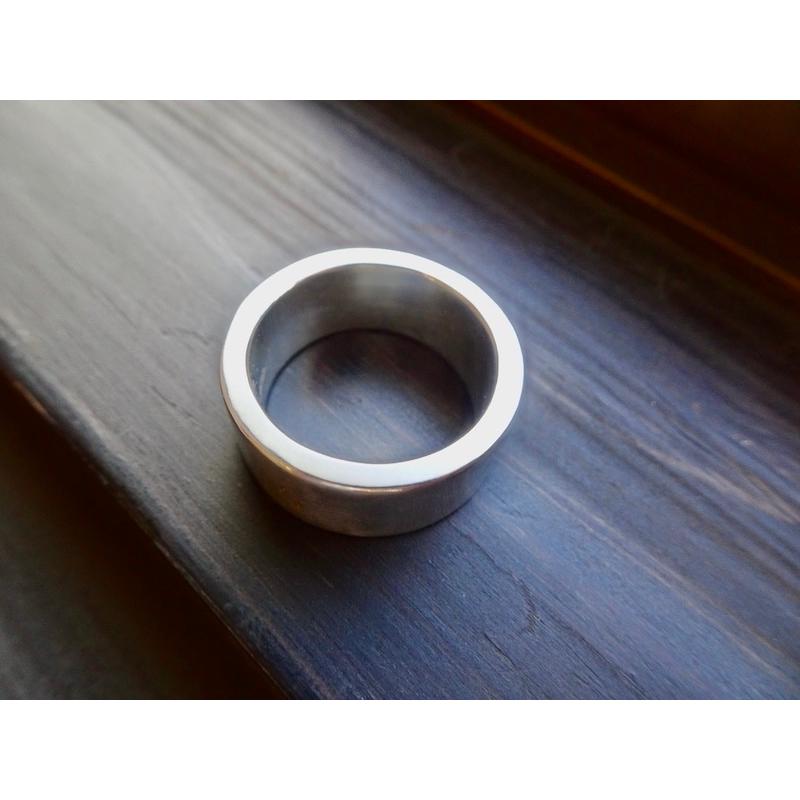 仁尾彫金『一つ星２.５mmサファイヤ、幅７mm、平打リング』ハンドメイド269b 仁尾彫金『一つ星2.5mmサファイヤ、幅7mm、平打リング