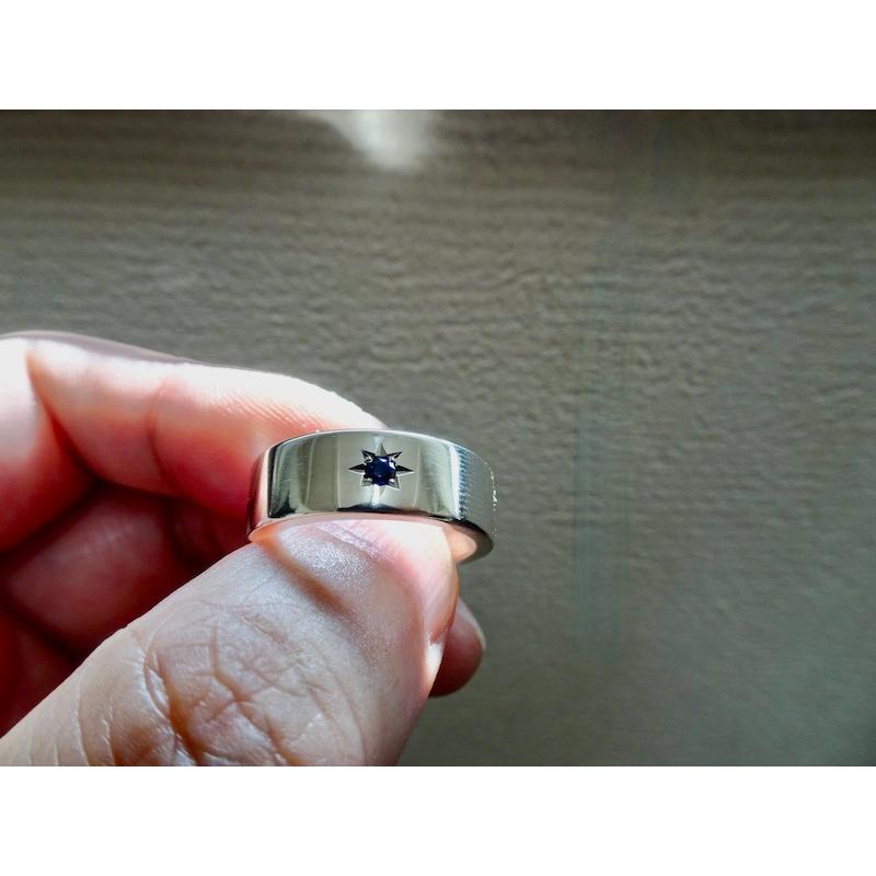 仁尾彫金『一つ星2.5mmサファイヤ、幅7mm、平打リング 