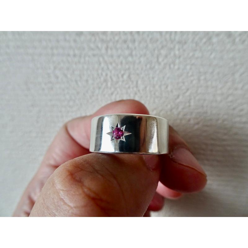 仁尾彫金『一つ星2.7mmピンクスピネル、幅1cm、プラチナ平打リング 