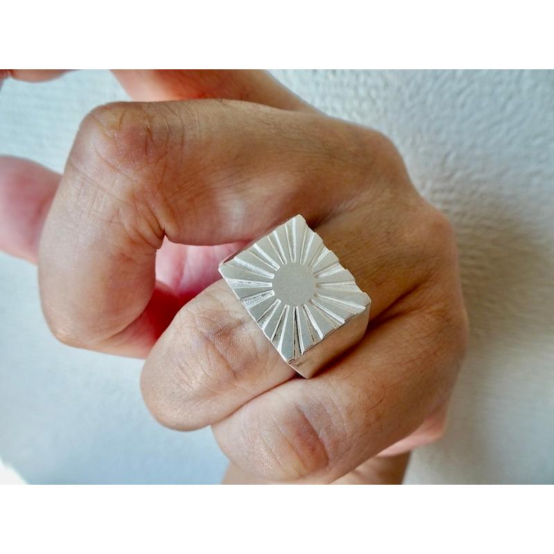 仁尾彫金『太陽の印台リング2』ハンドメイド322 仁尾彫金『プラチナ、太陽の印台リング2』ハンドメイド322 : 仁尾彫金