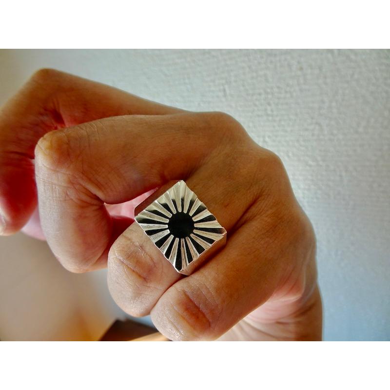 仁尾彫金『プラチナ、太陽の印台リング2、磨き』ハンドメイド325 