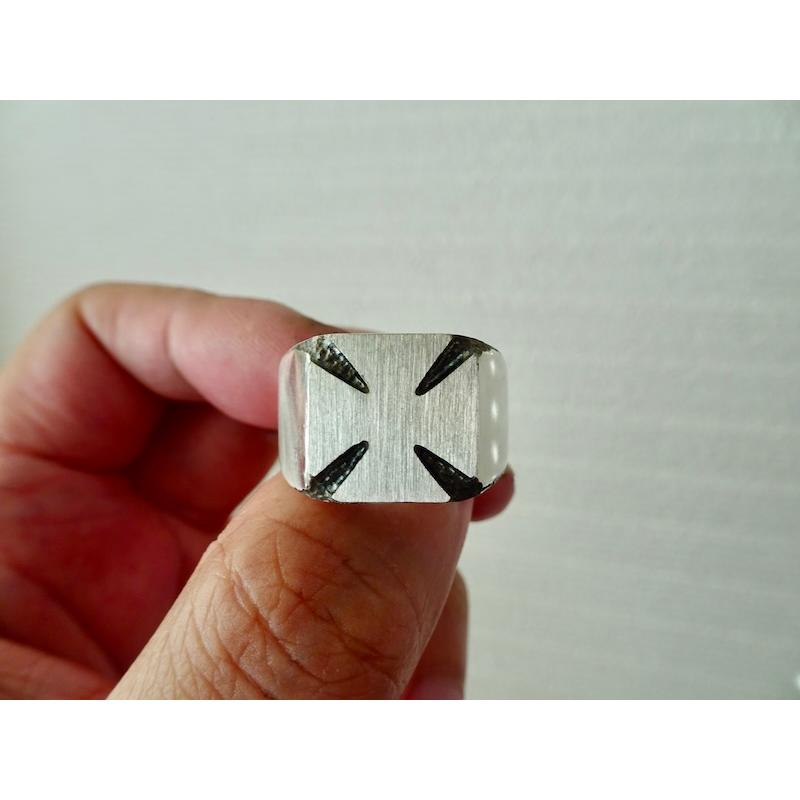 仁尾彫金『アイアンクロスプレート印台リング、ヘアライン』ハンドメイド356 仁尾彫金『アイアンクロスプレート印台リング、ヘアライン