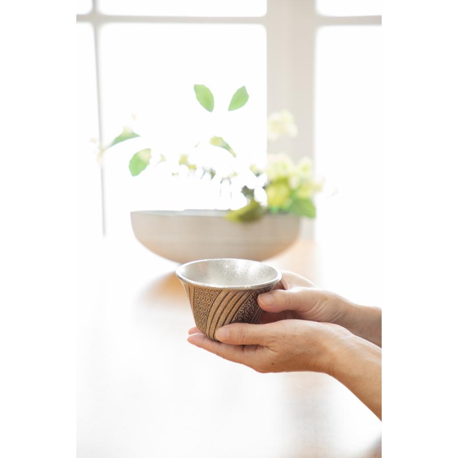 送料無料 [薩摩錫器工芸館] タンブラー 錫 薩摩錫器 切子オンザロック 吹雪黒漆加工 200ml No.100-1 1個/桐箱入/工芸品/敬老の日/還暦祝/父の日/母の日/ブラックの画像