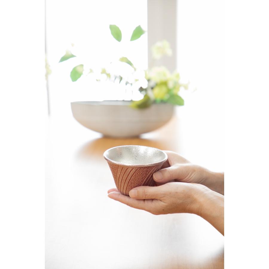 送料無料 [薩摩錫器工芸館] タンブラー 錫 薩摩錫器 切子オンザロック 吹雪赤漆加工 200ml No.100-2 1個/桐箱入/鹿児島県/ギフト/敬老の日/母の日/レッド/ピンクの画像