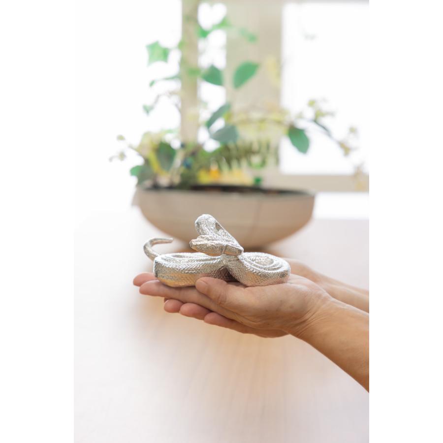 送料無料 置物 薩摩錫器工芸館 薩摩錫器 蛇 IFUU 白加工 品番186-6-6-W 1個 /雑貨 置物 オブジェ 鹿児島県 ギフト プレゼント 贈り物 お祝いの品 還暦祝い_2