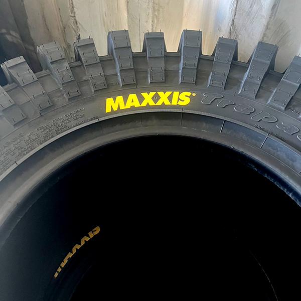 4本セット M8060 37ｘ12.50-16 8PR マッドタイヤ 競技用 コンペティション バイアス MAXXIS TREPADOR 2024年製 法人宛送料無料の画像