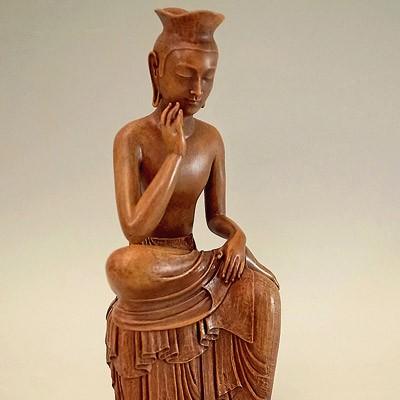 見ているものの心を落ち着かせる 弥勒菩薩（木彫彩色） ｜ 株式会社謙信・