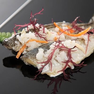 ハタハタ一匹・切りずしセット　株式会社鈴木水産　秋田県　秋田名産ハタハタと地元産のお米などで漬けたなれずしセット 送料無料 ポイント消化