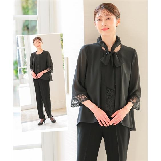 喪服 礼服 ブラックフォーマル レディース 隠して冷やせる ネックリボン付洗える防しわ 前開き レース 使い羽織り風 ブラウス ＋ ストレッチ パンツ スーツの画像